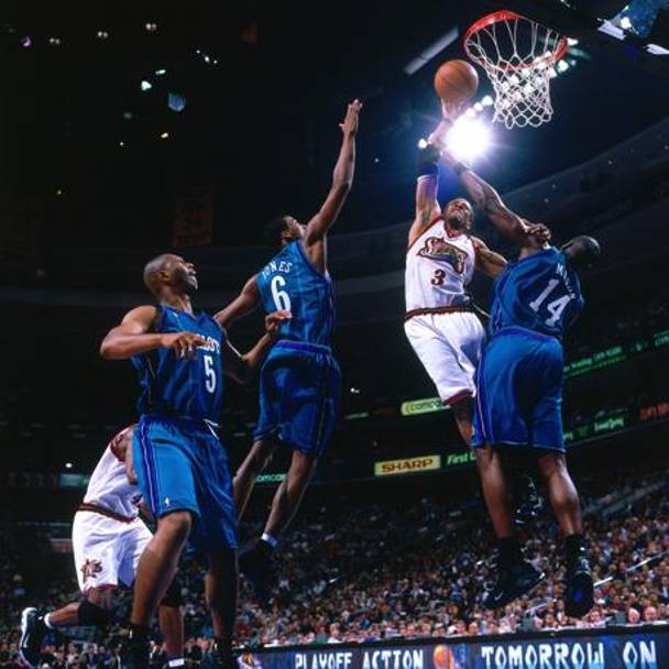 Aprile 2000: Iverson e i Sixers contro Charlotte nel primo turno dei playoff